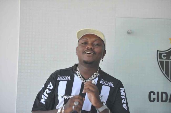 Gustavo Pereira Marques, o rapper Djonga, de 24 anos, vem fazendo sucesso na internet. Astro do estilo musical, o mineiro visitou nesta ter�a-feira a Cidade do Galo, centro de treinamentos do Atl�tico, seu clube de cora��o. O rapper espera que o Alvinegro conquiste t�tulos em 2019. 
