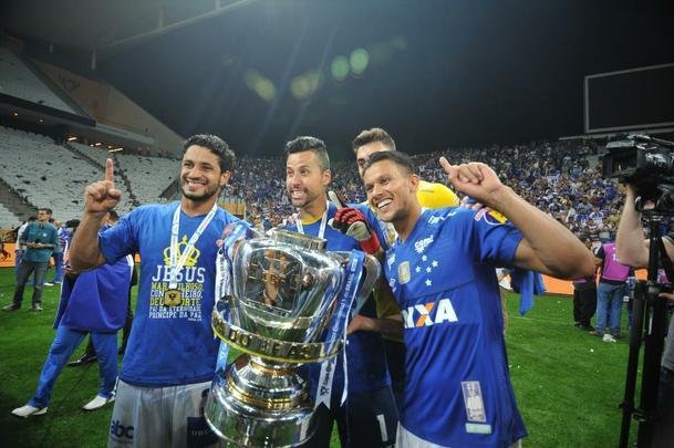 Seja em campo, nas arquibancadas da Arena Corinthians ou nas ruas de Belo Horizonte, os cruzeirenses comemoraram bastante a conquista do sexto ttulo da Copa do Brasil. O clube se tornou o maior vencedor isolado da histria do torneio, deixando para trs o Grmio, que ganhou cinco vezes. Veja as melhores imagens da celebrao de jogadores, dirigentes e torcedores!