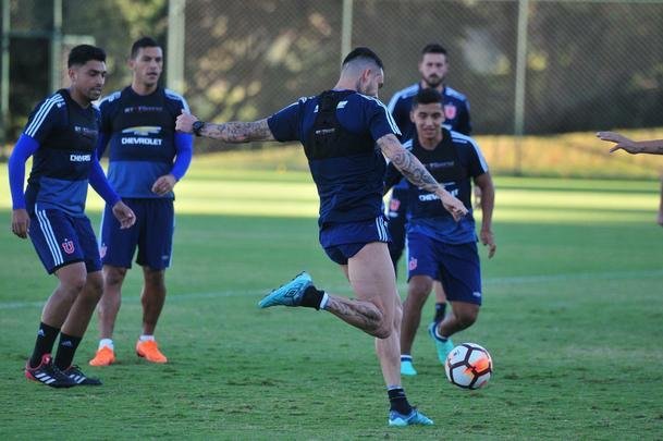 Elenco da Universidad de Chile treinou nesta tera-feira  tarde na Cidade do Galo, em Vespasiano. Time chileno se prepara para enfrentar o Cruzeiro na quinta, s 19h15, no Mineiro, pela Copa Libertadores. Tcnico Angel Guillermo Hoyos ter retornos do zagueiro Jara e do lateral-esquerdo Beausejour