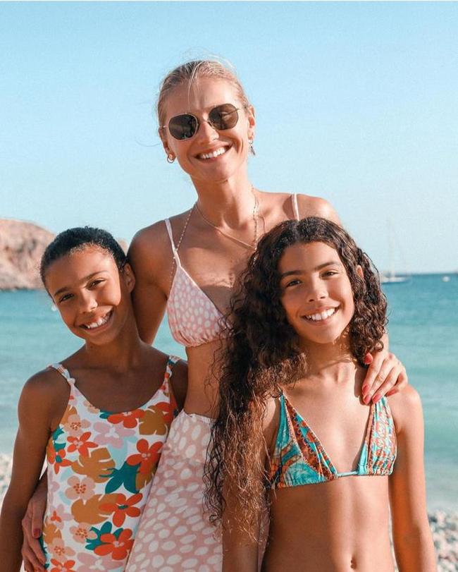 Modelo viaja com os filhos de Ronaldo constantemente