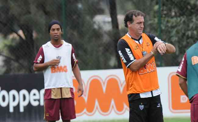 Ronaldinho observa Cuca durante primeiro treino pelo Atlético