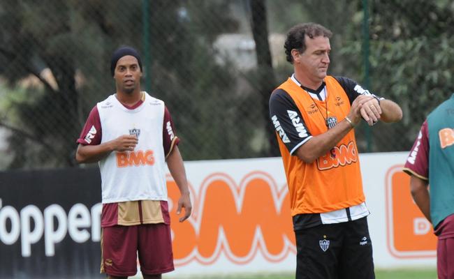 Ronaldinho observa Cuca durante primeiro treino pelo Atltico