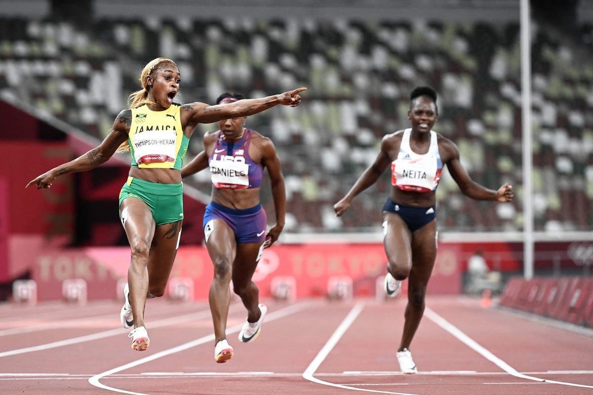 Fotos espetaculares da vitria da jamaicana Elaine Thompson-Herah nos 100m rasos dos Jogos Olmpicos de Tquio com o tempo de 10s61. A velocista quebrou o recorde olmpico e comandou o pdio jamaicano ao lado de Ann Fraser-Pryce, prata, e Shericka Jackson, bronze.