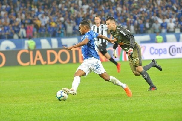 Aps bela jogada de Pedro Rocha, Thiago Neves marcou para o Cruzeiro