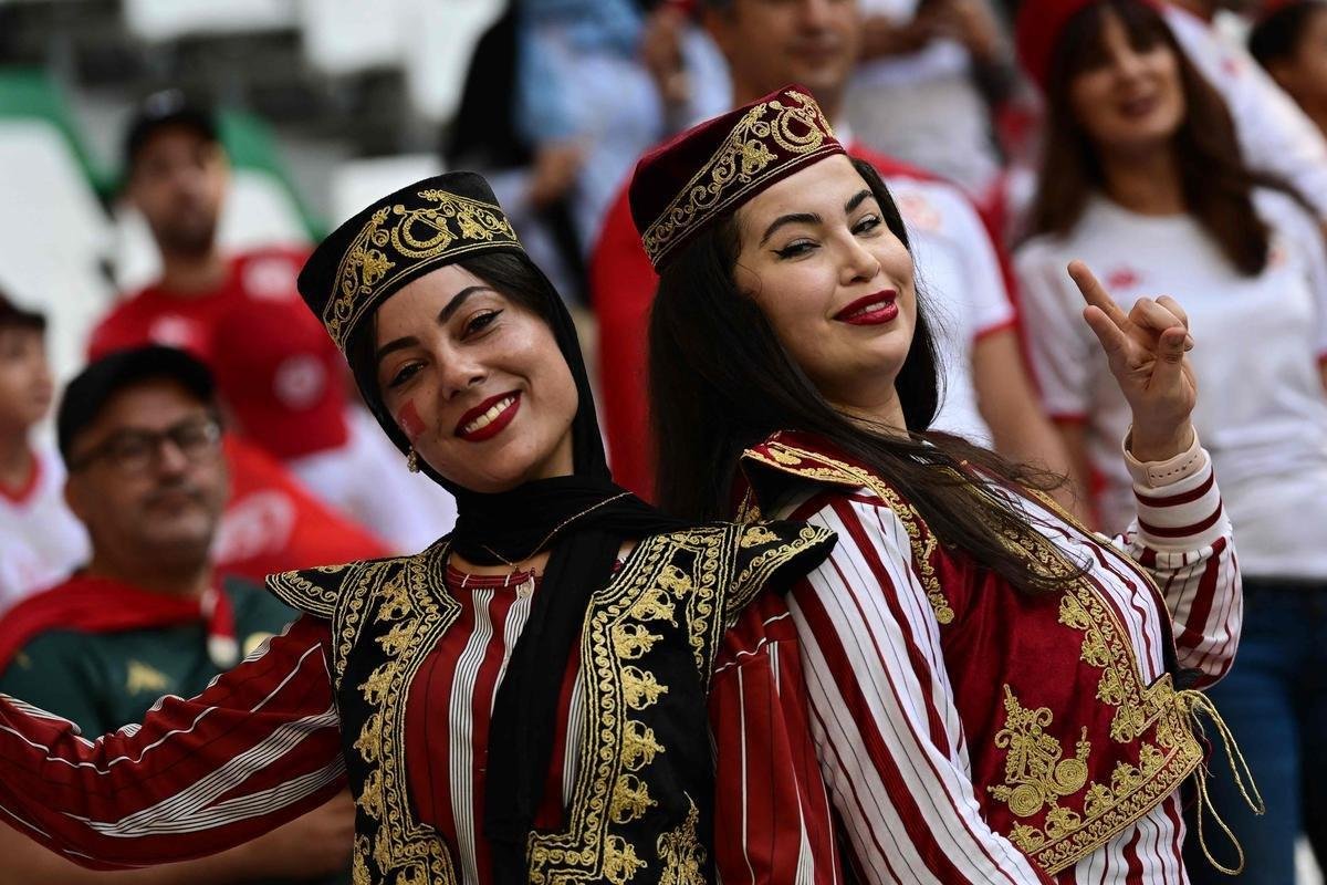 Imagens dos torcedores no jogo entre Dinamarca e Tunsia, pelo Grupo D da Copa do Mundo.