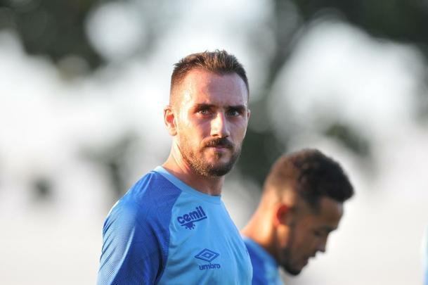 Mancuello (meio-campista) - contratado por cerca de R$5,8 milhes ao Flamengo, o meio-campista foi outro que no aproveitou as chances recebidas no Cruzeiro. Disputou 39 jogos, a maioria como reserva, e marcou trs gols. Dificilmente permanecer no clube para a prxima temporada. 