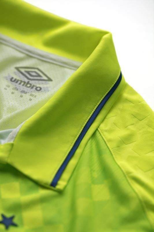 Terceiro uniforme do Cruzeiro traz referncias a elementos grficos da dcada de 1990 e homenagem aos 95 anos da fornecedora Umbro 