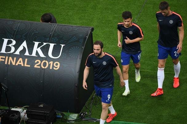 Com direito a um show de Hazard no segundo tempo, quando o craque belga marcou dois gols e ainda deu assistncia para Pedro balanar as redes, o Chelsea goleou o Arsenal por 4 a 1, nesta quarta-feira, no estdio Olmpico de Baku, no Azerbaijo, e conquistou o seu segundo ttulo da Liga Europa