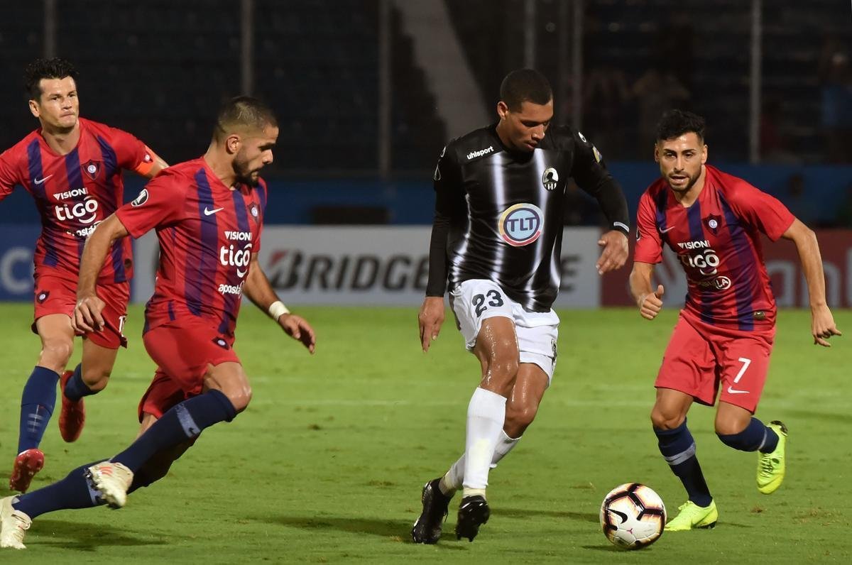 23 - Oscar Javier Hernndez Nio: formado na base do La Guaira, o meio-campista de 26 anos  pea importante da equipe do tcnico Al Caas. Foi titular na campanha do ttulo venezuelano em 2018.