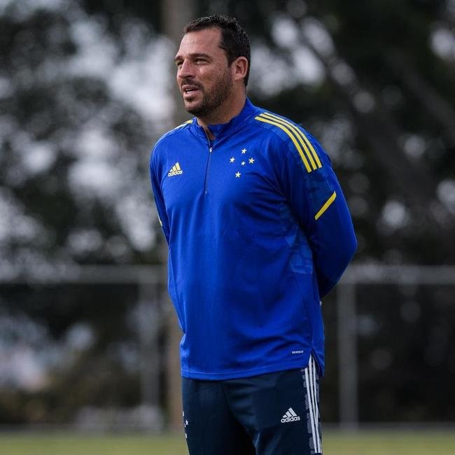 Comisso tcnica de Vanderlei Luxemburgo comandou treino na Toca da Raposa II nesta quarta-feira. Time se prepara para enfrentar o Brusque, s 11h de sbado, no estdio Augusto Bauer, em Santa Catarina, pela 16 rodada da Srie B.