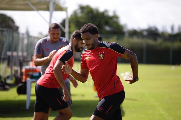Jogador deve começar trabalhos com bola na próxima semana e prevê cerca de 15 dias para estar na condição física ideal