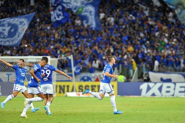 Fotos do gol de falta de Eduardo Brock, do Cruzeiro, sobre o Athletic, no Mineiro, pela semifinal do Campeonato Mineiro
