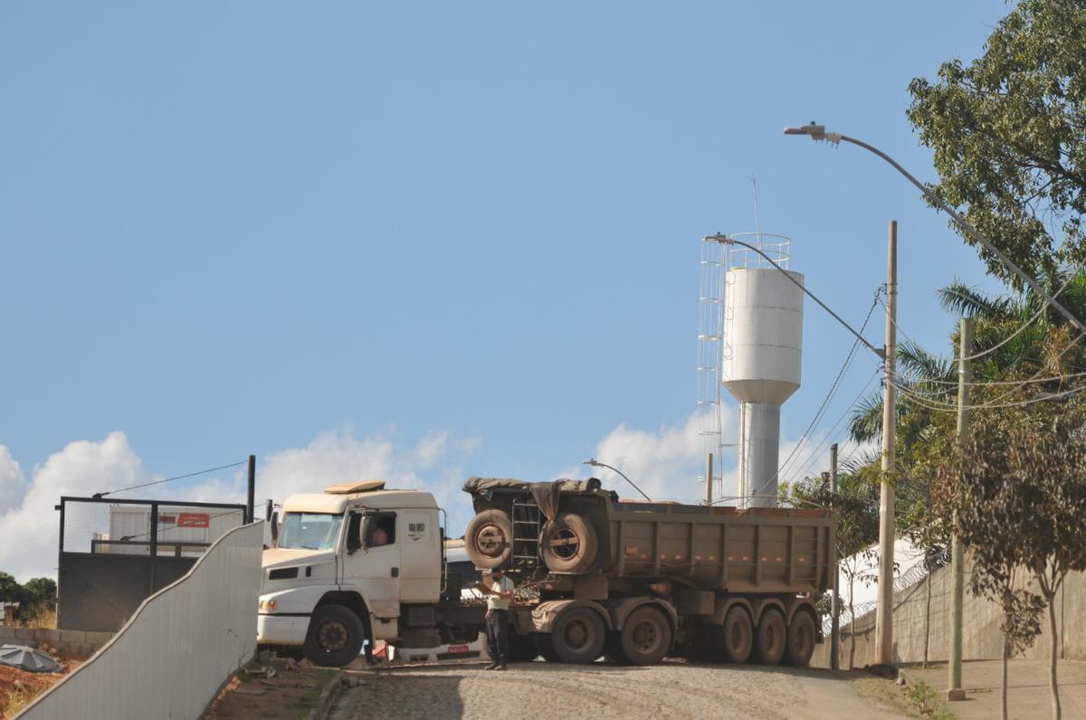 28/07/2020 - Obra de construção da Arena MRV, do Atlético, chegou a cem dias nesta terça-feira, 28 de julho. Paisagem já mudou bastante no bairro Califórnia, em Belo Horizonte. Com trabalho intenso de tratores e caminhões na fase de terraplanagem, há poeira por todo lado no terreiro do Galo. (Alexandre Guzanshe/EM/D. A Press)