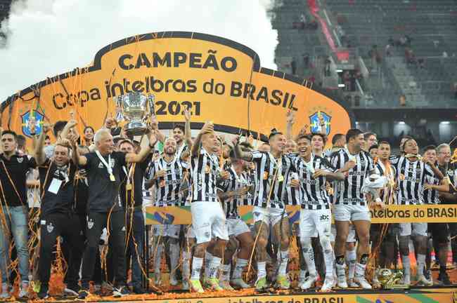 Atlético ergue a taça e festeja bi da Copa do Brasil