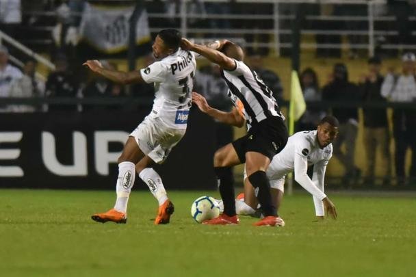 Atlético derrotou Santos por 2 a 1, de virada, com gols de Chará, e avançou às quartas de final da Copa do Brasil