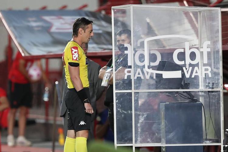 Veja as fotos do confronto entre Atlético-GO e Atlético, no estádio Antônio Accioly, em Goiânia, pela 27ª rodada da Série A do Brasileirão.