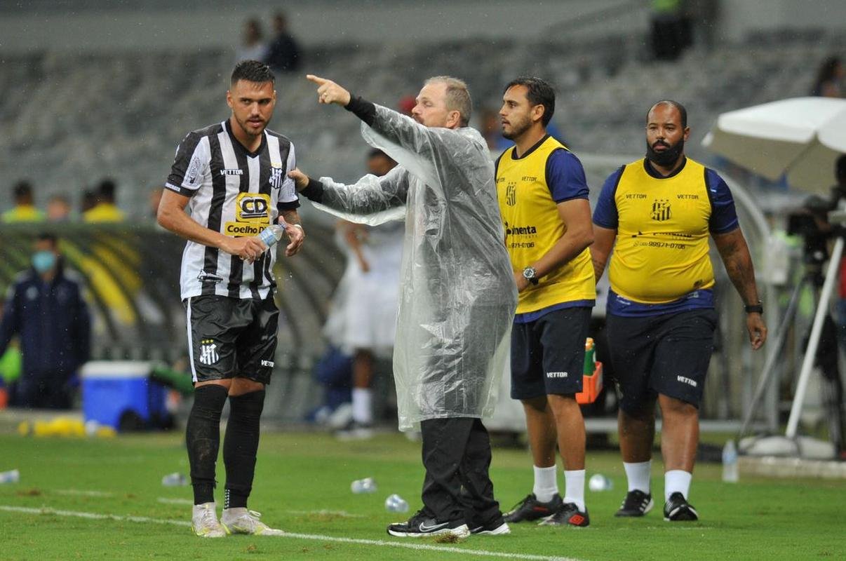 Edu marcou o gol da vitria do Cruzeiro sobre o Democrata-GV no ltimo minuto e mostrou novamente poder de deciso