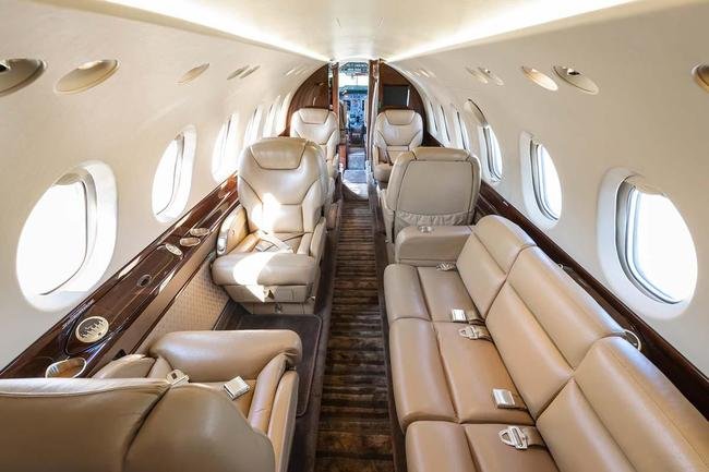 Fotos do Hawker 800XP, modelo de jato do atacante Hulk, do Atltico