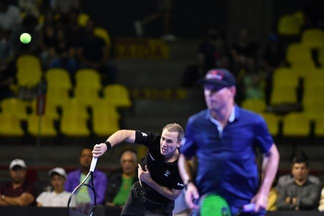 Cercado de amigos, familiares e com carinho do pblico, Bruno Soares se despediu oficialmente do tnis neste sbado (26), no Mineirinho, em BH. Multicampeo, tenista mineiro, de 40 anos, dividiu a quadra com Bob Bryan, Marcelo Melo e Rafael Matos