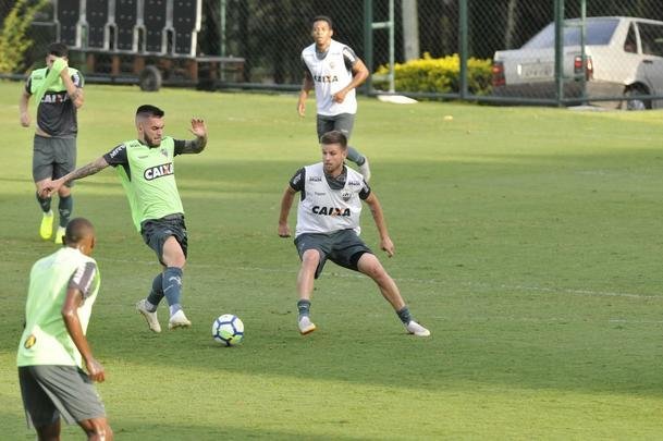 Levir Culpi foi apresentado pela diretoria na Cidade do Galo, enquanto os jogadores treinavam