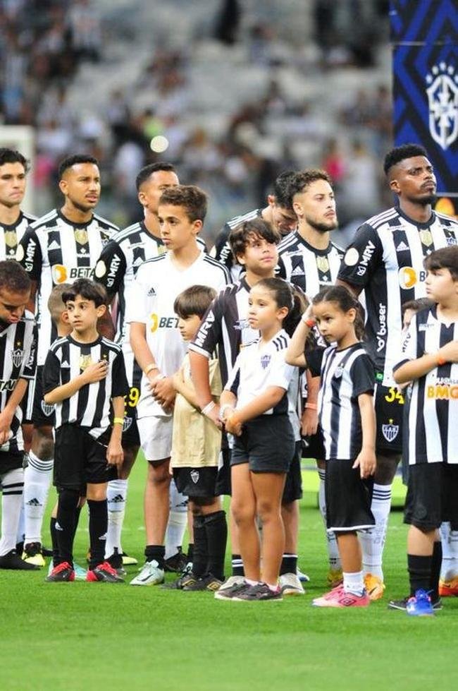Mascotinhos do Atltico no jogo contra o Juventude, no Mineiro, pelo Campeonato Brasileiro de 2022