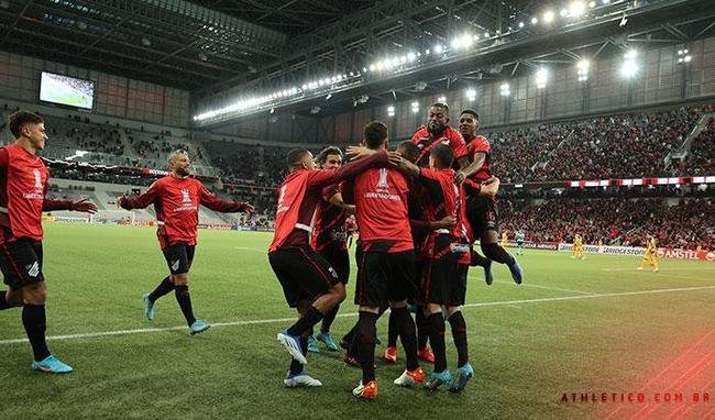 Lanterna do Grupo B, com quatro pontos, o Athletic-PR precisa vencer o lder Libertad, que possui sete, e na ltima rodada derrotar o Caracas para se garantir nas oitavas. O Furaco tambm pode passar caso apenas empate o segundo jogo, mas o The Strongest deveria empatar com o Caracas