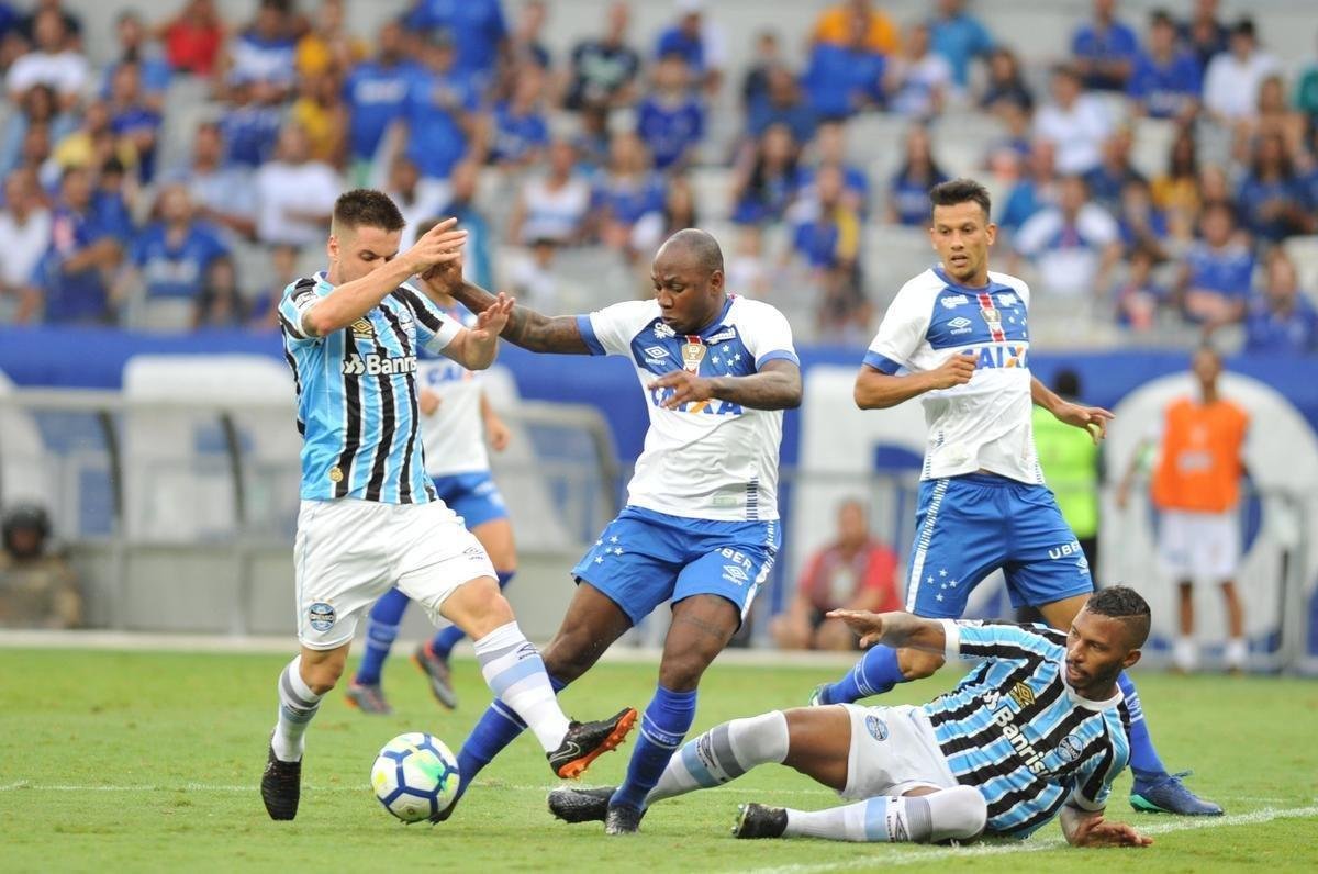 Cruzeiro estreou novo uniforme neste sbado, contra o Grmio
