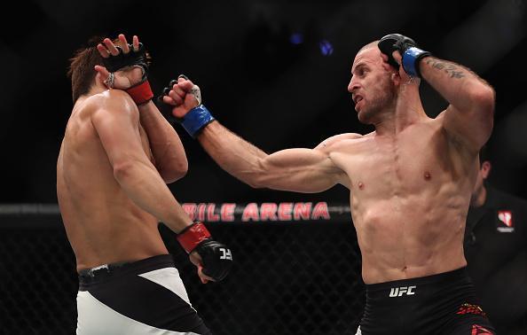 Dong Hyun Kim (luvas vermelhas) venceu Tarec Saffiedine por deciso dividida (30-27, 28-29, 29-28)