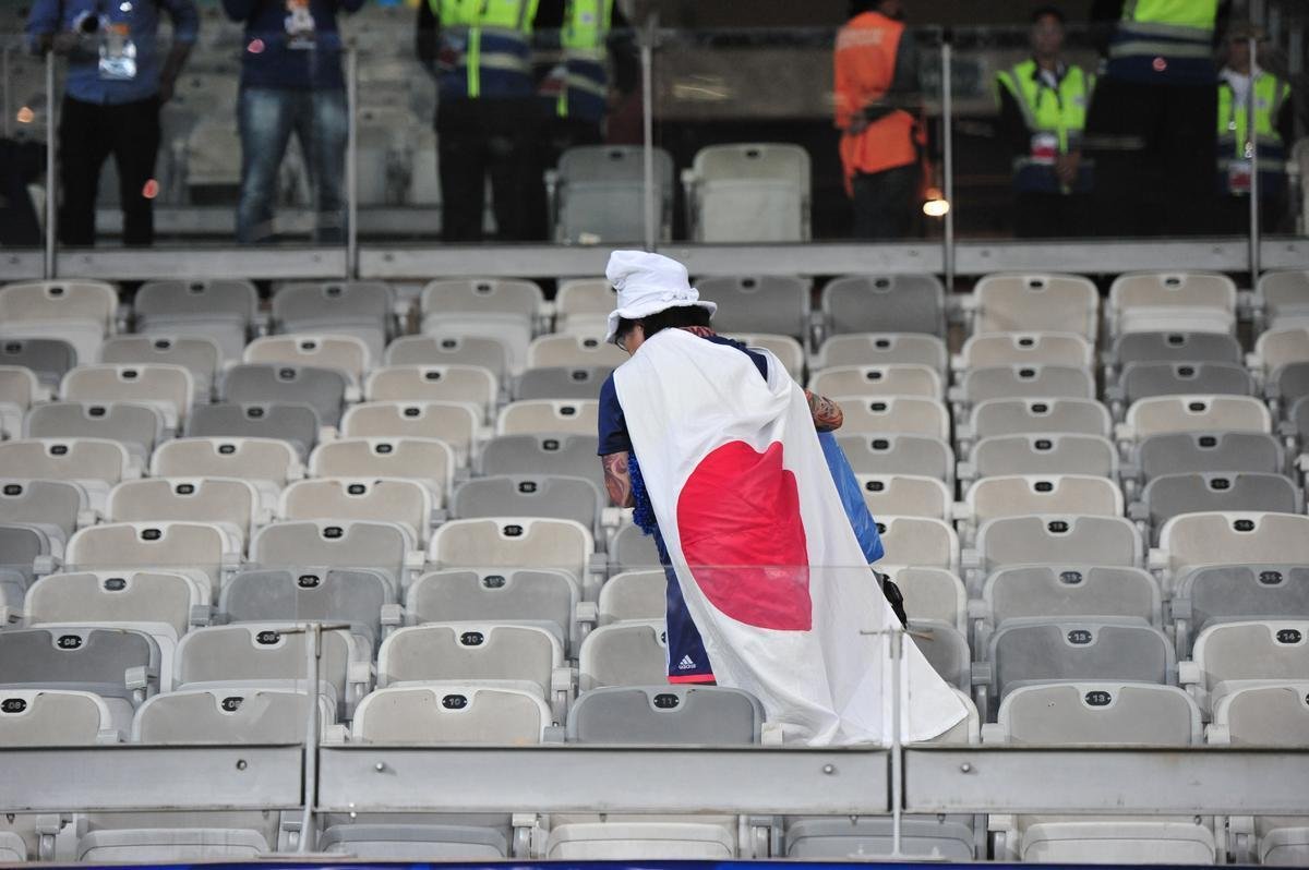 Depois do empate entre Japo e Equador, por 1 a 1, pela Copa Amrica, um torcedor japons deu um bom exemplo aos brasileiros. Com pacincia, ele recolheu lixo em vrios pontos do setor em que se encontrava no Mineiro. Na Copa de 2014, no Brasil, os nipnicos j haviam mostrado civilidade ao mundo ao limpar arquibancadas e vestirios dos estdios.