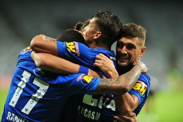 Cruzeiro fez o dever de casa e venceu o Furaco por 2 a 1