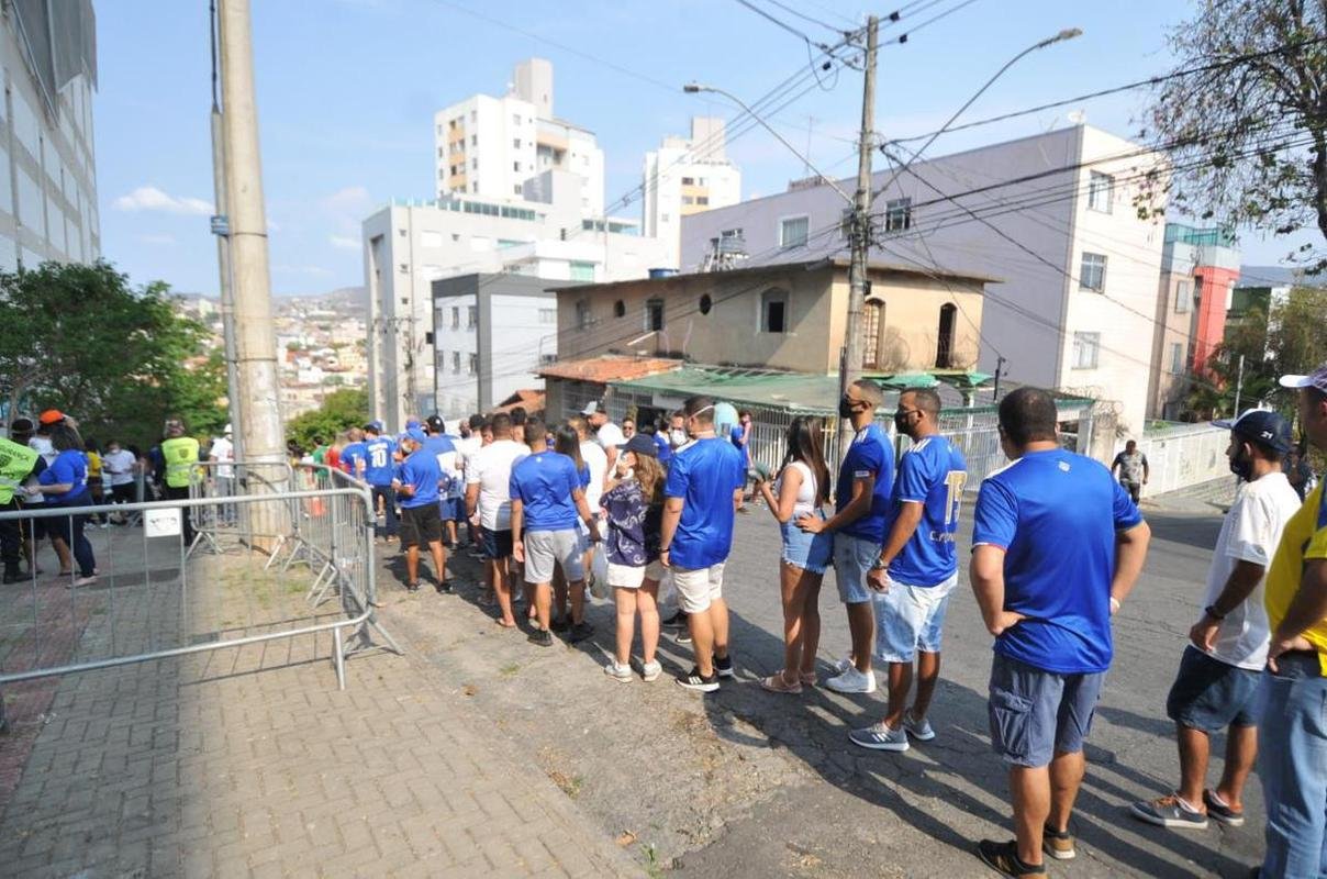 Torcida do Cruzeiro chega ao Independncia para o primeiro jogo com pblico no estdio durante a pandemia