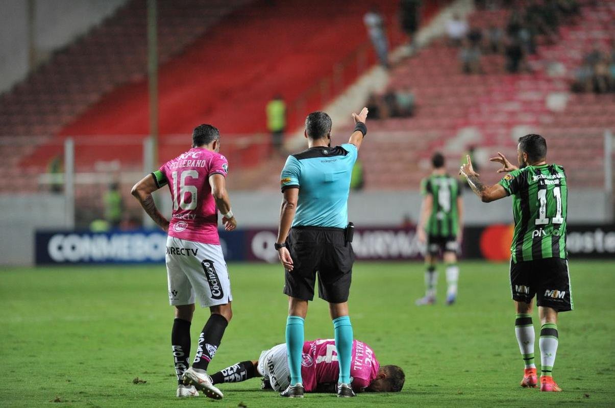 Fotos da derrota do Amrica para o Independiente del Valle, por 2 a 0, no Independncia, pelo Grupo D da Copa Libertadores