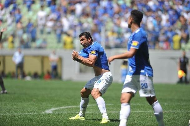 Segurana do Cruzeiro tenta impedir protesto de torcedor na arquibancada do Independncia