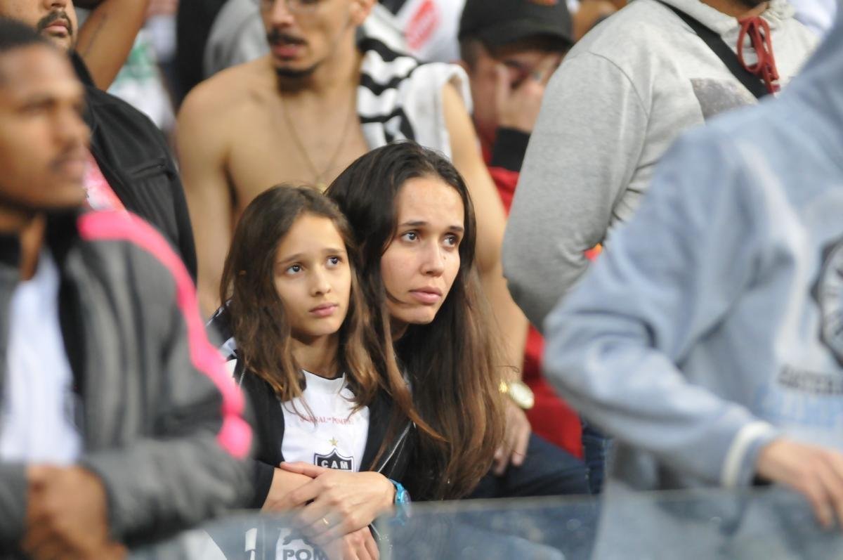 Fotos de tristeza e decepo dos torcedores atleticanos com a eliminao da Copa Sul-Americana para o Coln, no Mineiro. Galo perdeu nos pnaltis por 4 a 3