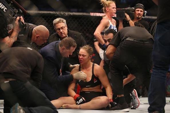 Ronda Rousey é nocauteada por Holly holm no segundo round e perde cinturão do peso galo feminino do UFC, na luta principal em Melbourne