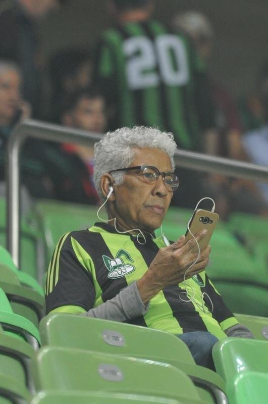 Imagens da torcida alviverde no duelo entre Amrica e Cricima, no Independncia, pela Srie B