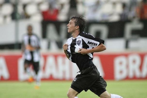 29/01/2012 - O Atltico, comandado por Cuca, venceu o Boa Esporte na estreia do Campeonato Mineiro de 2012. Com gols de Andr e Bernard (o primeiro dele como profissional), o Galo bateu o time de Varginha por 2 a 0, na Arena do Jacar, em Sete Lagoas. O time alvinegro jogou com Renan Ribeiro, Carlos Csar (Marcos Rocha), Rver, Rafael Marques e Richarlyson; Pierre, Leandro Donizete e Escudero (Wesley); Guilherme (Neto Berola), Bernard e Andr.