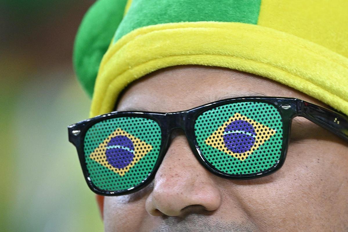 Fotos das torcidas de Brasil e Crocia no Estdio da Educao, em Al-Rayyan, no Catar, em duelo pelas quartas de final da Copa do Mundo