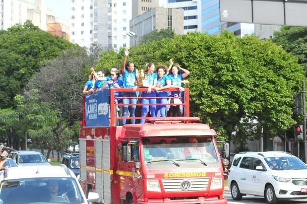 Jogadoras do Minas desfilam em carro aberto pelas ruas de Belo Horizonte após conquista do tri da Superliga Feminina de Vôlei