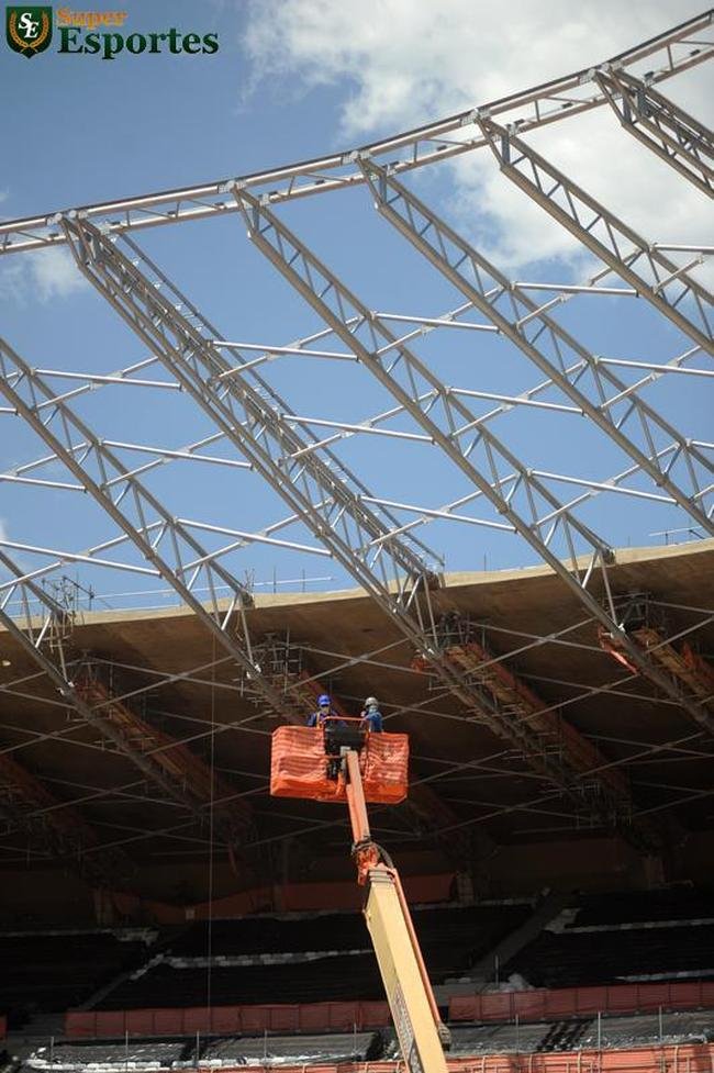10/09/2012 - Instalao dos tubos que sustentaro as membranas da nova cobertura do Mineiro.