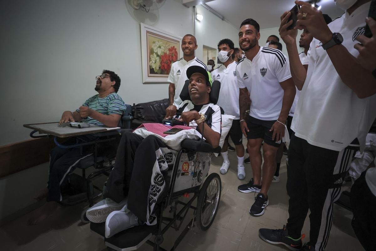 Jogadores do Atltico visitam Ncleo Assistencial Caminhos para Jesus
