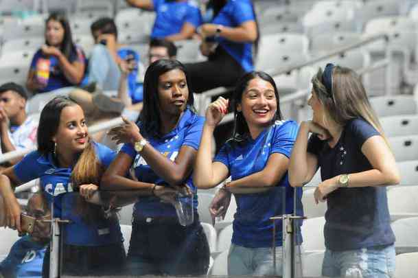 Torcedores do Cruzeiro e do Villa marcaram presena no Mineiro