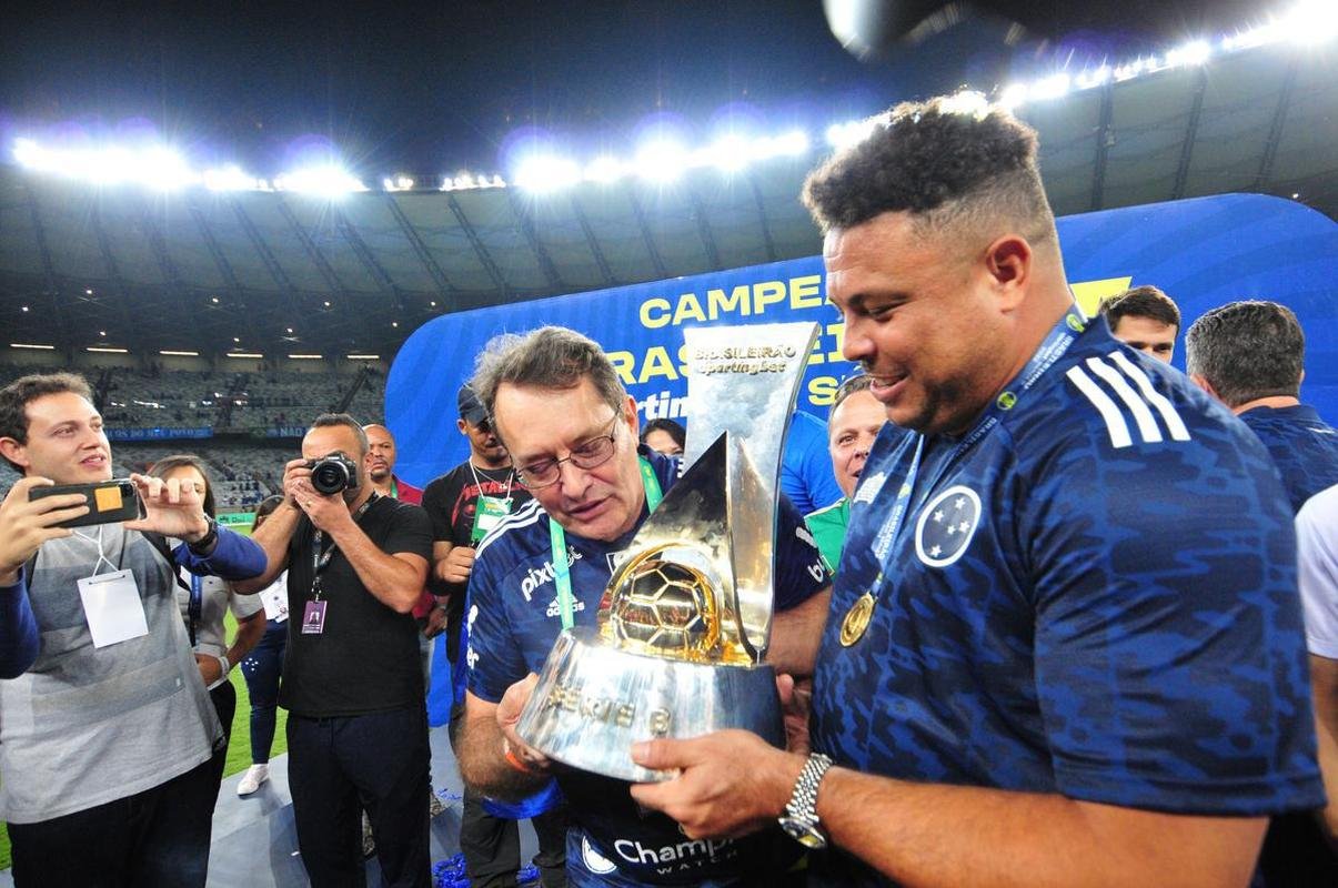 Cruzeiro levanta a taa da Srie B e faz festa no Mineiro