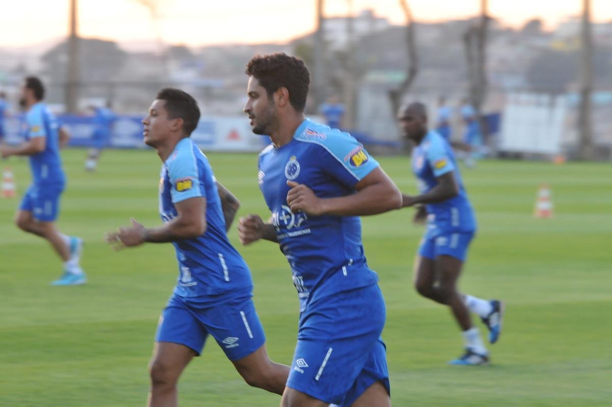 Cruzeiro iniciou sua intertemporada nesta segunda-feira na Toca da Raposa II. Tcnico Mano Menezes contou com elenco completo. Grupo agora comea preparao para decises com Atltico na Copa do Brasil, River Plate na Copa Libertadores e 29 rodadas restantes do Campeonato Brasileiro
