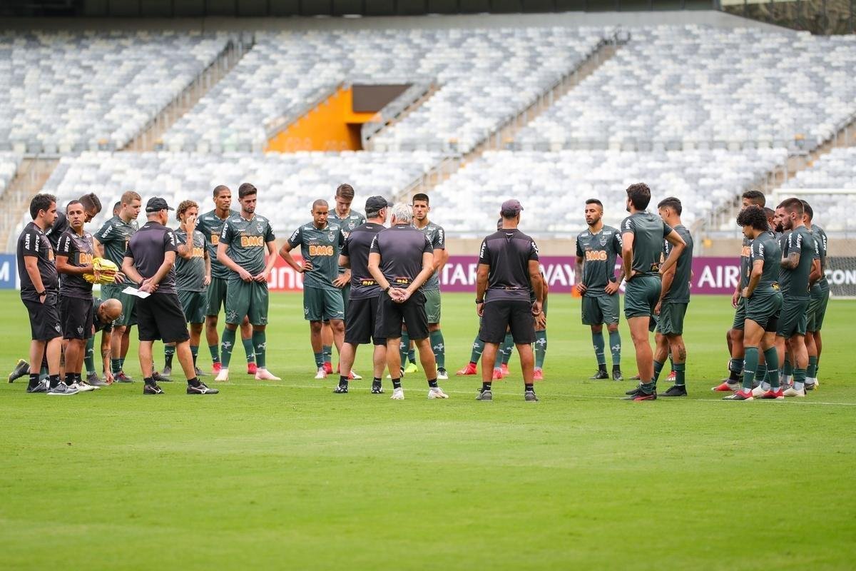Levir Culpi comanda treino no Mineiro antes da estreia no Grupo E da Libertadores