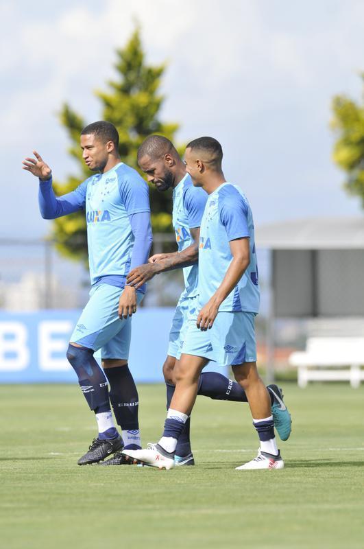 Mano Menezes montou Cruzeiro que deve encarar o Villa Nova no sbado e promoveu trs mudanas em relao ao ltimo jogo: Murilo entrou na vaga de Leo, Egdio no lugar de Marcelo Hermes e Robinho deu lugar a Ariel Cabral