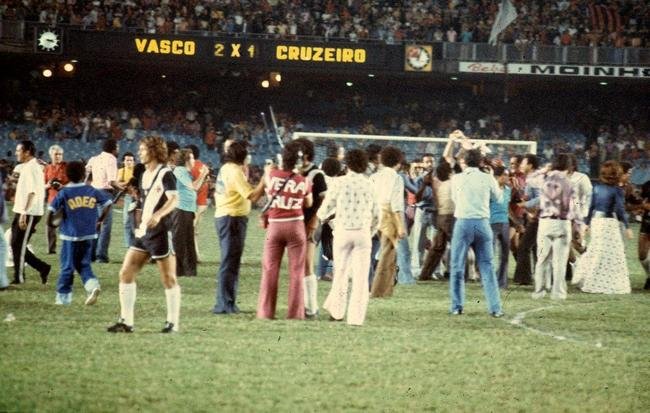 Vasco venceu Cruzeiro por 2 a 1 pela final do Campeonato Brasileiro de 1974. Partida ficou marcada por erro de rbitro Armando Marques, que anulou gol legtimo do volante celeste Z Carlos. Empate no Maracan daria ttulo aos mineiros.