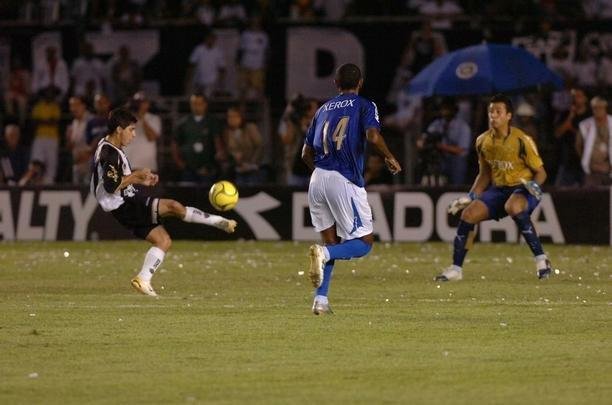 As duas equipes iniciavam a deciso do ttulo mineiro sob certo equilbrio %u2013 a Raposa tinha a vantagem de igualdade em pontos e saldo de gols. O primeiro tempo terminou sem gols, e o Galo, do tcnico Levir Culpi, abriu o placar com der Lus no primeiro minuto da etapa final. Danilinho fez o segundo aos 36min, e Marcinho, o terceiro, aos 46min. Enquanto o goleiro Fbio ainda reclamava de irregularidade nesse gol, de costas para o campo, Vanderlei fechou o placar, praticamente garantindo o ttulo.