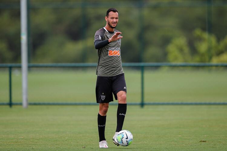 O zagueiro Réver recebeu o diagnóstico positivo de COVID-19 na manhã desta quarta-feira, dois dias após a testagem em todo o elenco do Atlético.