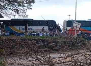Briga entre entre as torcidas organizadas Máfia Azul, do Cruzeiro, e Mancha Alviverde, do Palmeiras, fechou a Rodovia Fernão Dias nesta quarta-feira (28/9)